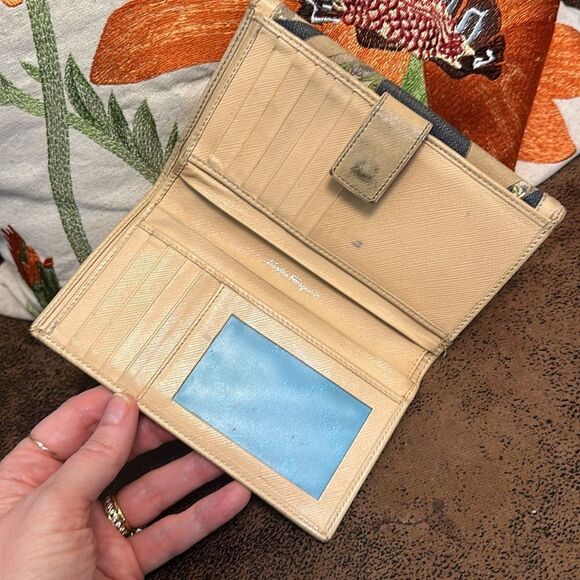 VINTAGE SALVATORE FERRAGAMO DRAGONFLY ITALY LEATHER AND TEXTILE WALLET PRELOVED - Picture 4 of 10